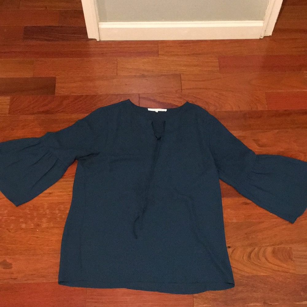 Women's bell-sleeves blouse